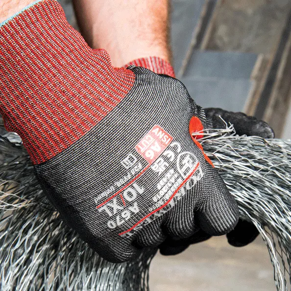 Close-up sarung tangan safety Portwest A670 standar ANSI A6 yang memberikan perlindungan tangan (hand protection) dari material tajam seperti kawat